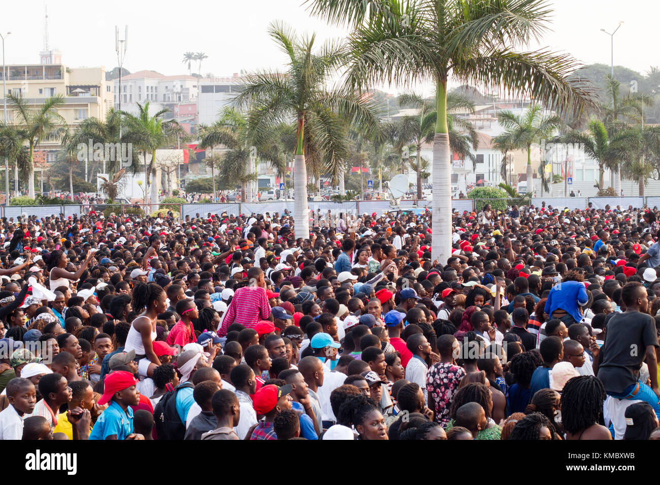 Afrikanische Ethnie Masse für Show in Luanda, Angola warten Stockfoto