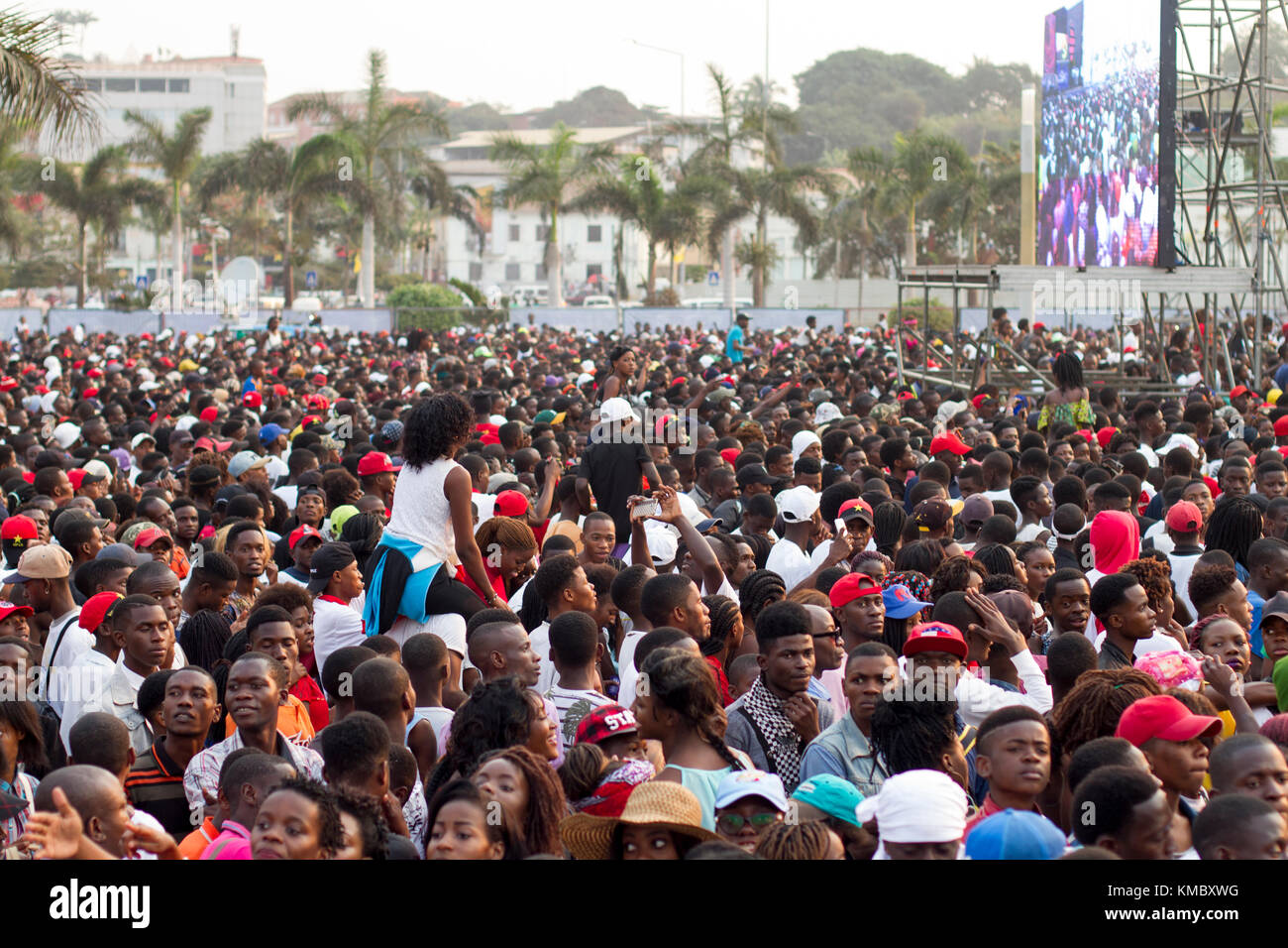 Afrikanische Ethnie Masse für Show in Luanda, Angola warten Stockfoto