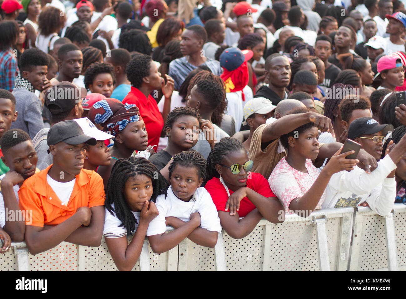 Afrikanische Ethnie Masse für Show in Luanda, Angola warten Stockfoto
