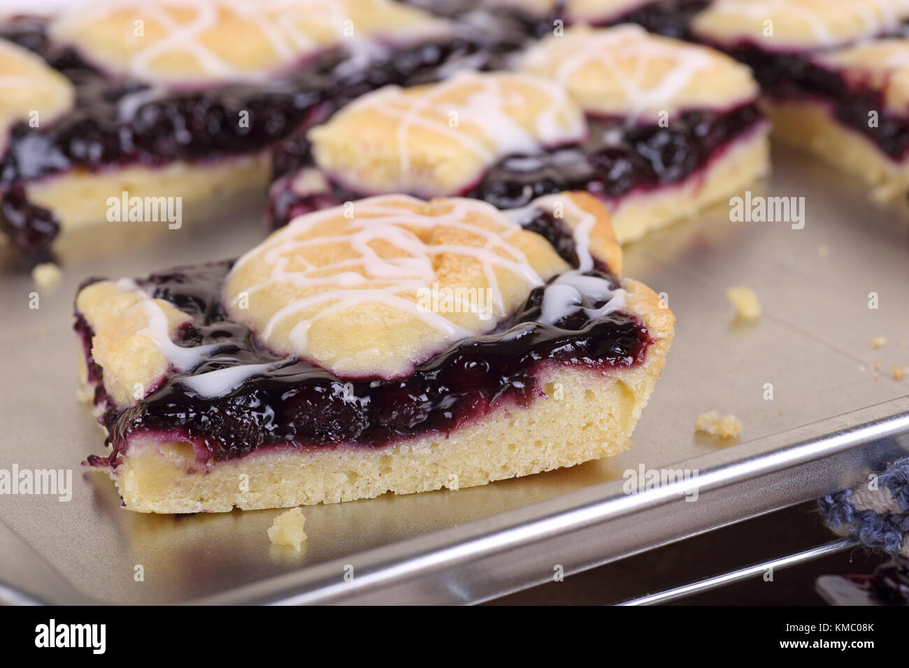 Nahaufnahme von blueberry Bars auf ein Backblech Stockfoto