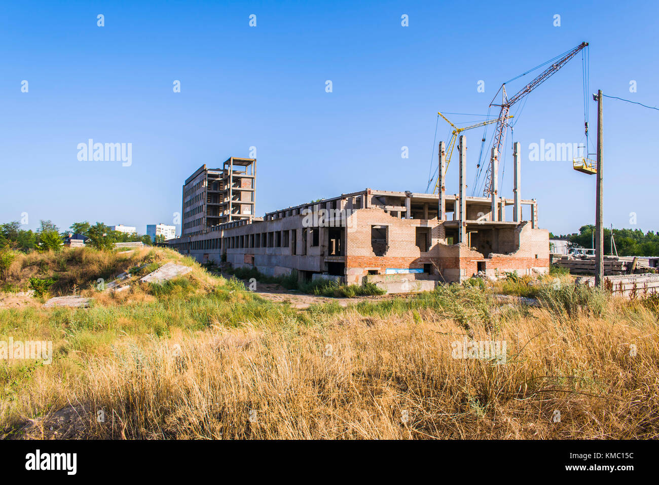 Baustelle. nettes Foto von unfertigen Gebäude mit blauen Himmel im Hintergrund an einem sonnigen Tag. Stockfoto