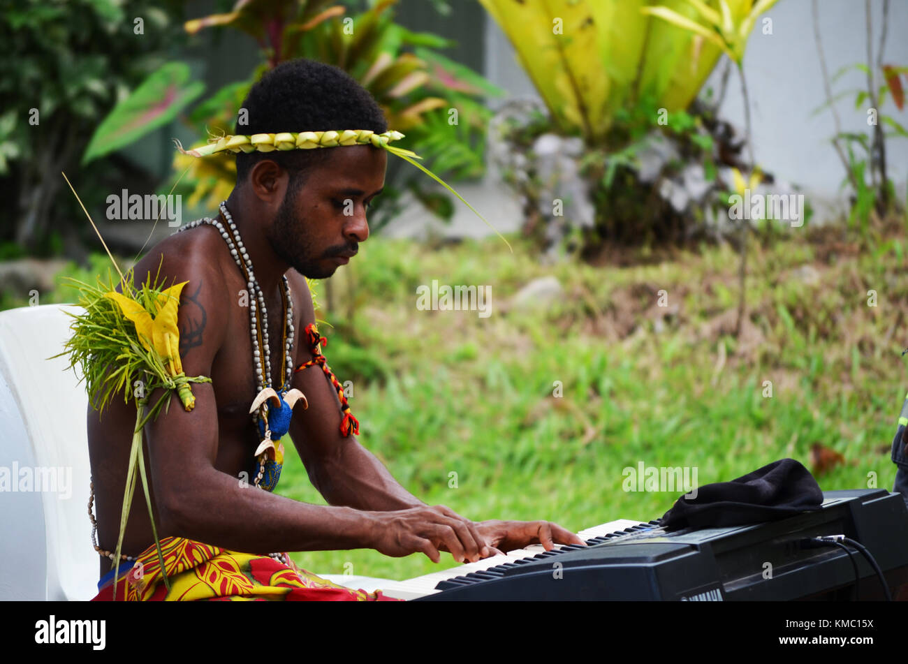 Die Inselbewohner singen und spielen Musikinstrumente aus Papua-Neuguinea Stockfoto
