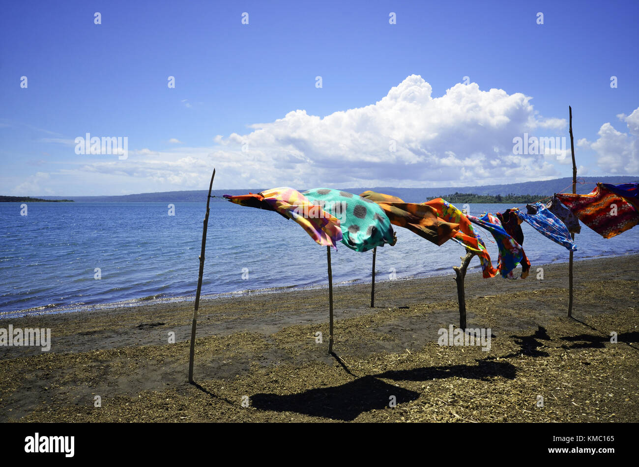 Material weht im Wind auf Wäscheleine Stockfoto