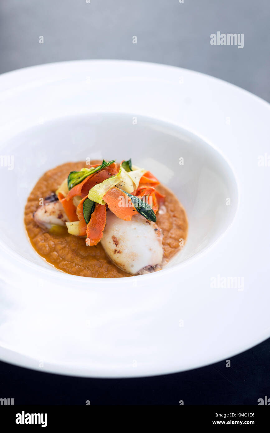 Gourmet Küche gefüllte Tintenfische mit asiatischen eingelegtes Gemüse in Kürbis sauce Curry Stockfoto