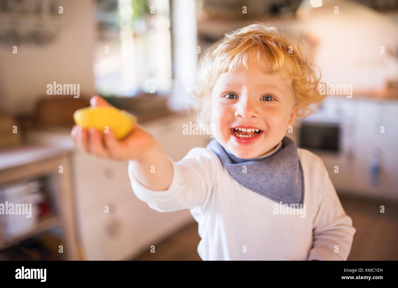 Toddler boy in der Küche. Stockfoto