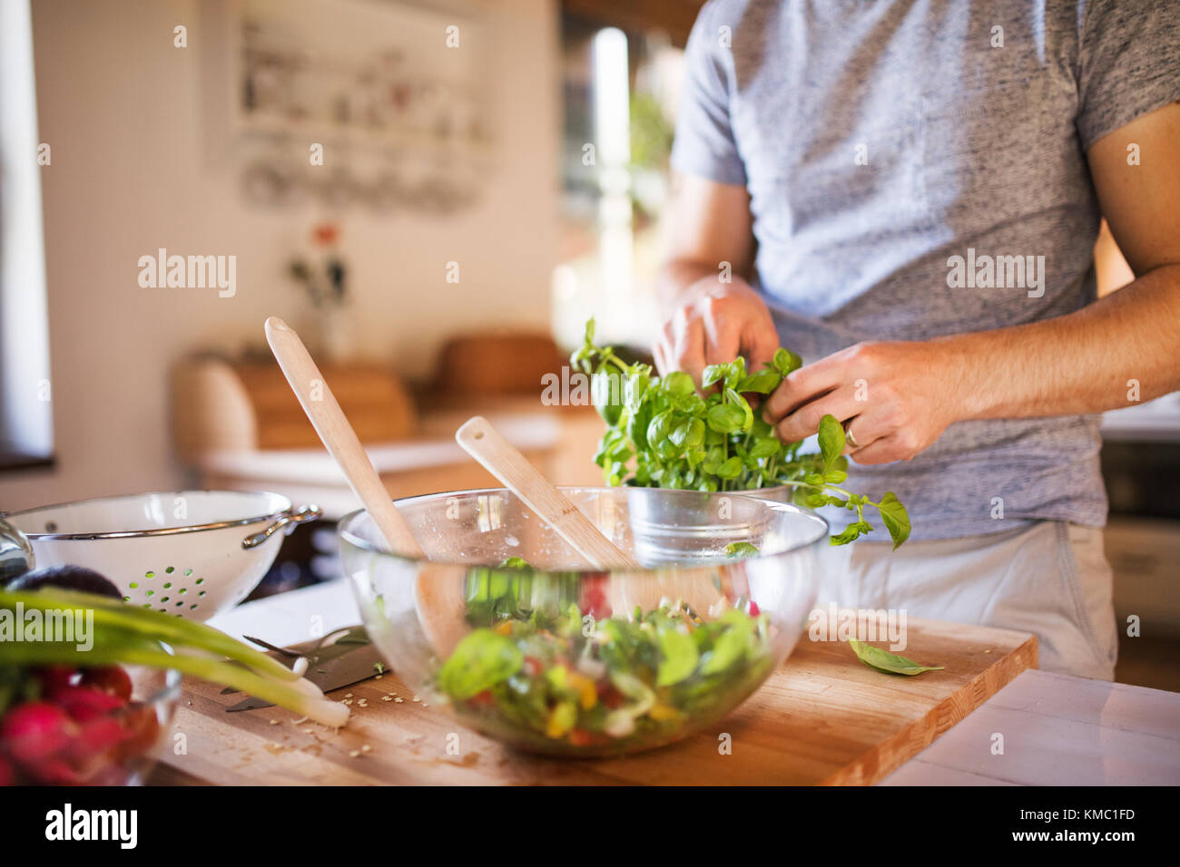 Nicht erkennbare junger Mann kochen. Stockfoto