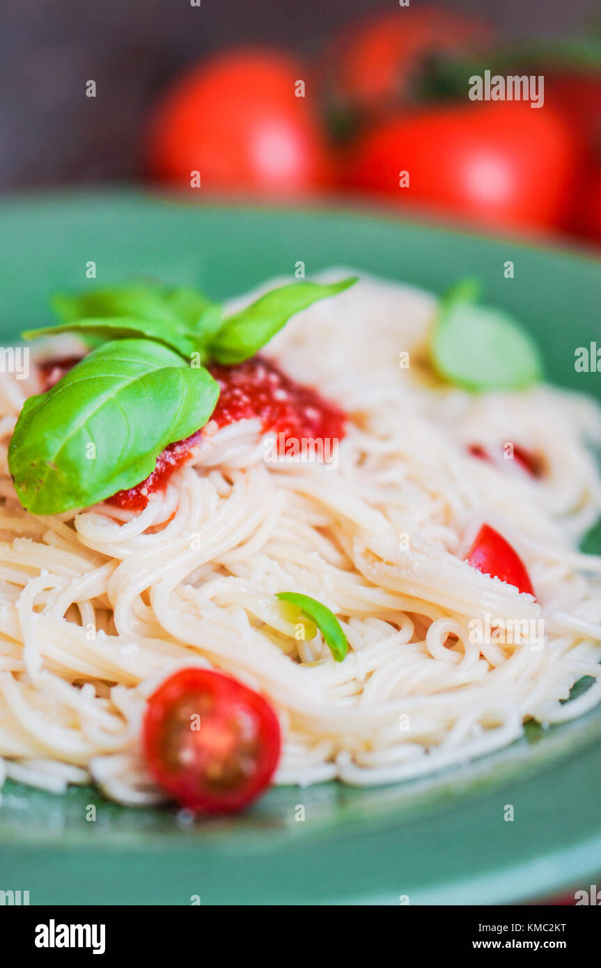 Spaghetti mit Tomaten und Basilikum auf hölzernen Hintergrund Stockfoto