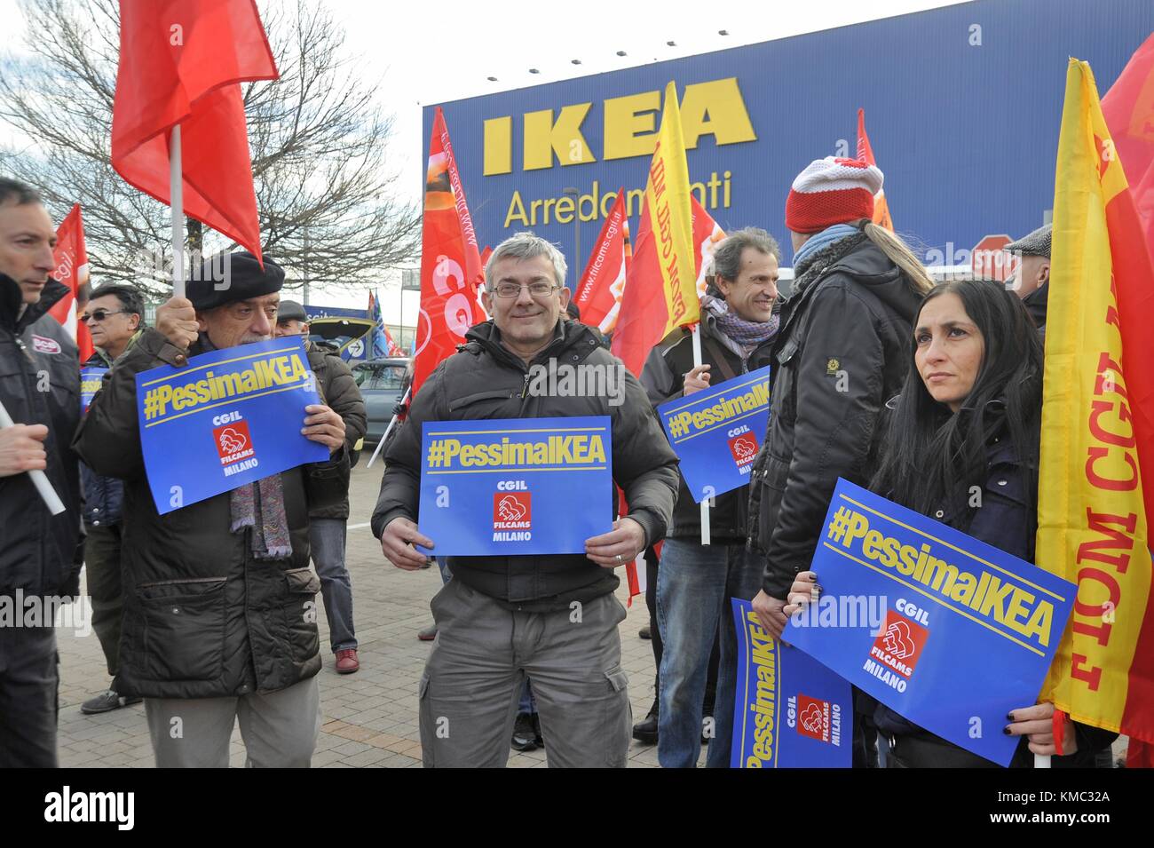 Protest der Gewerkschaft CGIL zu den Ikea in corsico (Mailand, Italien) perifery gegen ungerechtfertigte Entlassungen. Stockfoto