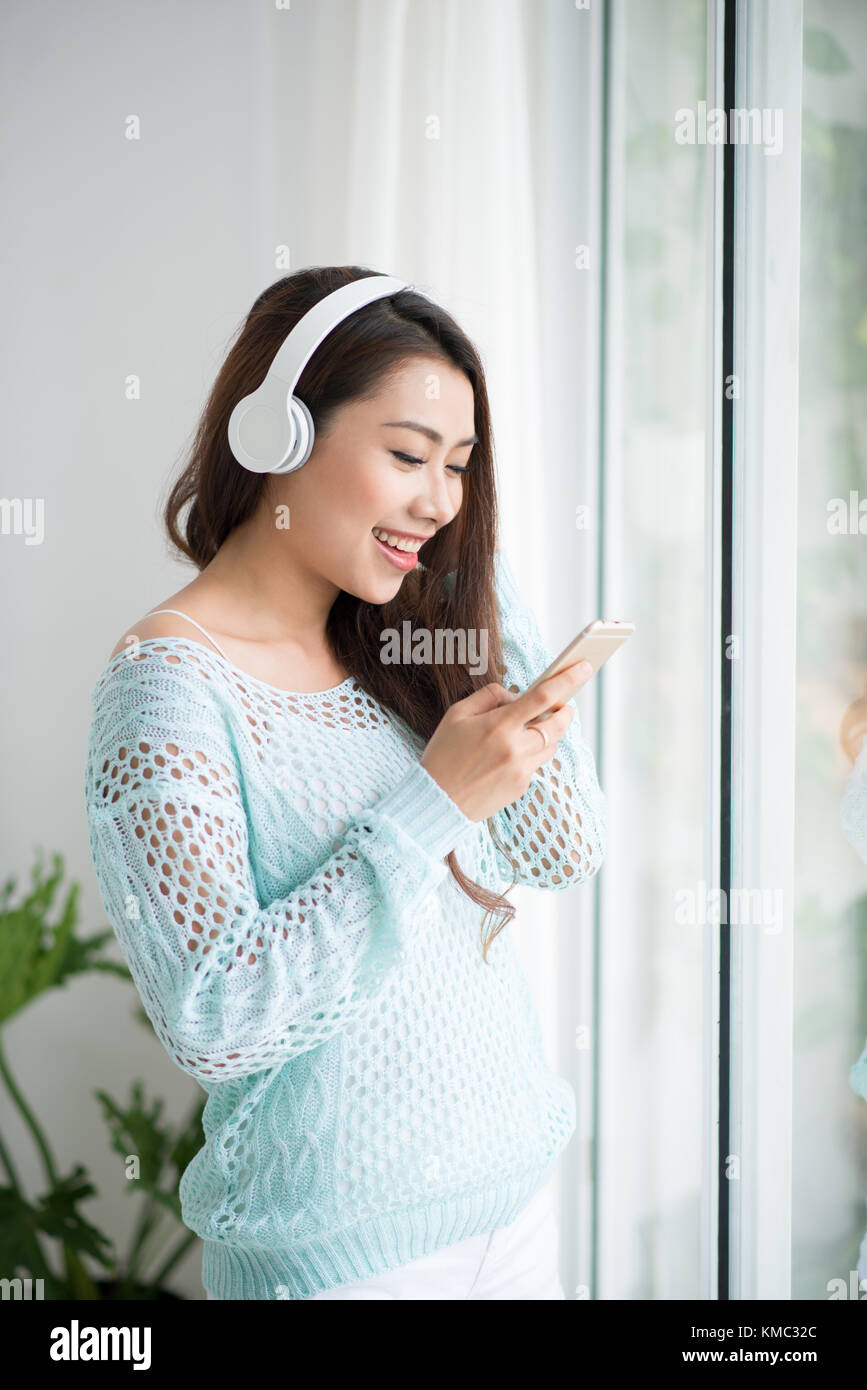 Asiatische Frau genießen und Musik zu hören. Stockfoto