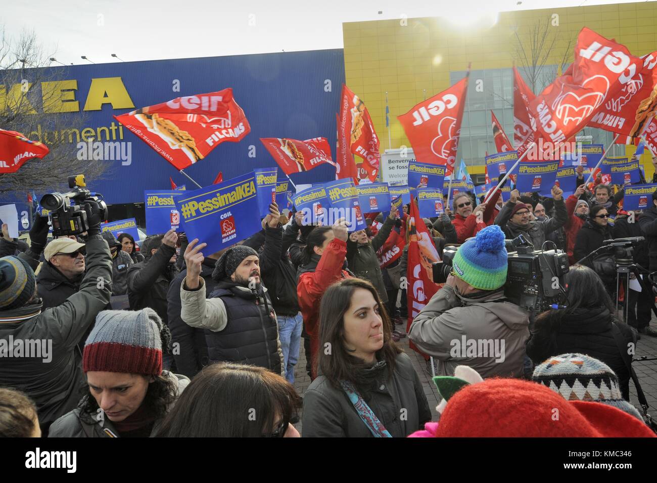 Protest der Gewerkschaft CGIL zu den Ikea in corsico (Mailand, Italien) perifery gegen ungerechtfertigte Entlassungen. Stockfoto