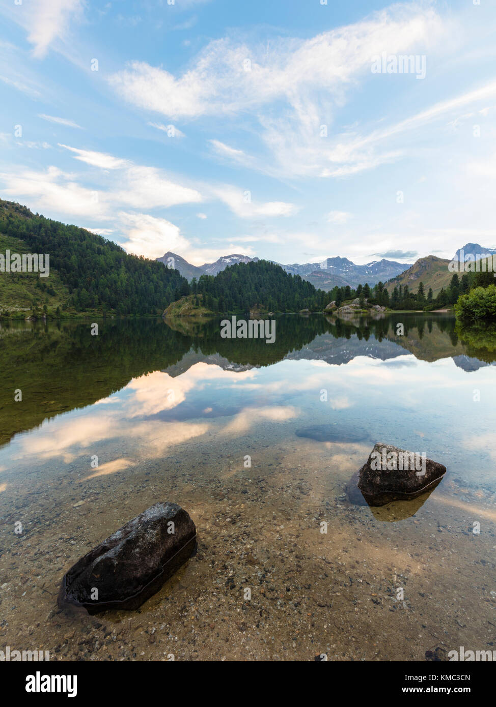 Sonnenaufgang am See Cavloc, Maloja, Bergell, Kanton Graubünden, Engadin, Schweiz Stockfoto