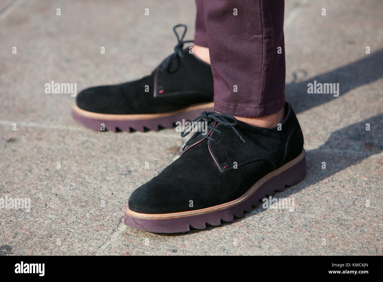MAILAND - 23. SEPTEMBER: Mann mit schwarzen Schuhen mit lila Sohlen und Hose vor Gabriele Colangelo Fashion Show, Milan Fashion Week Street Style auf S Stockfoto