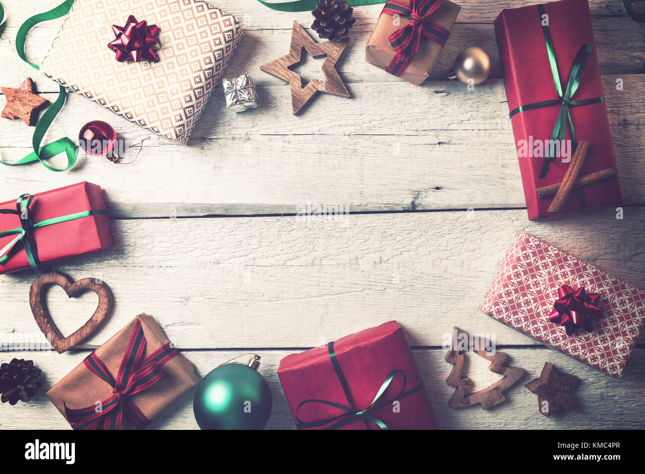 Weihnachten Geschenke und Dekorationen auf weißem Holz- Hintergrund mit Kopie Raum Stockfoto
