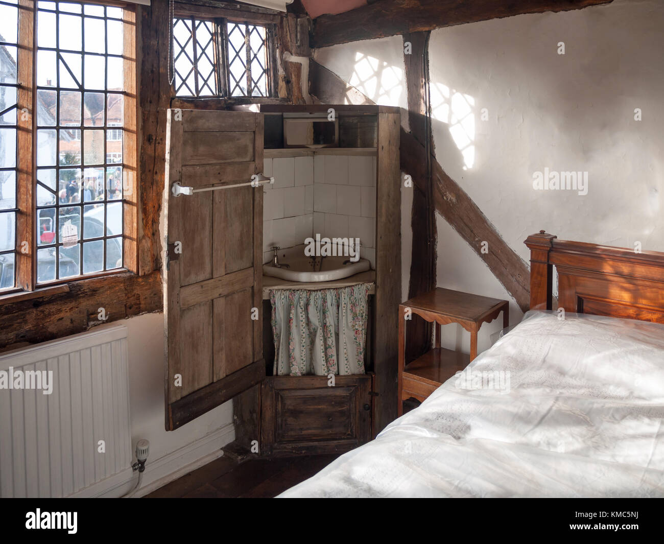 Alte hölzerne waschen Schrank Waschbecken Schrank in der Ecke des englischen Herrenhaus Zimmer antike, Essex, England, Großbritannien Stockfoto