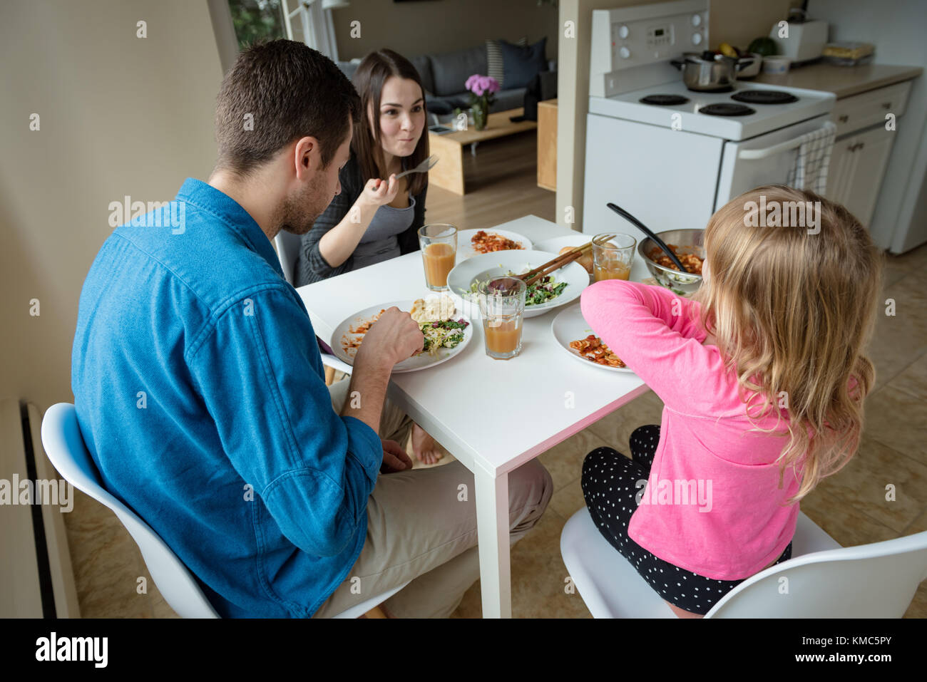 Familie frühstücken in Küche Stockfoto