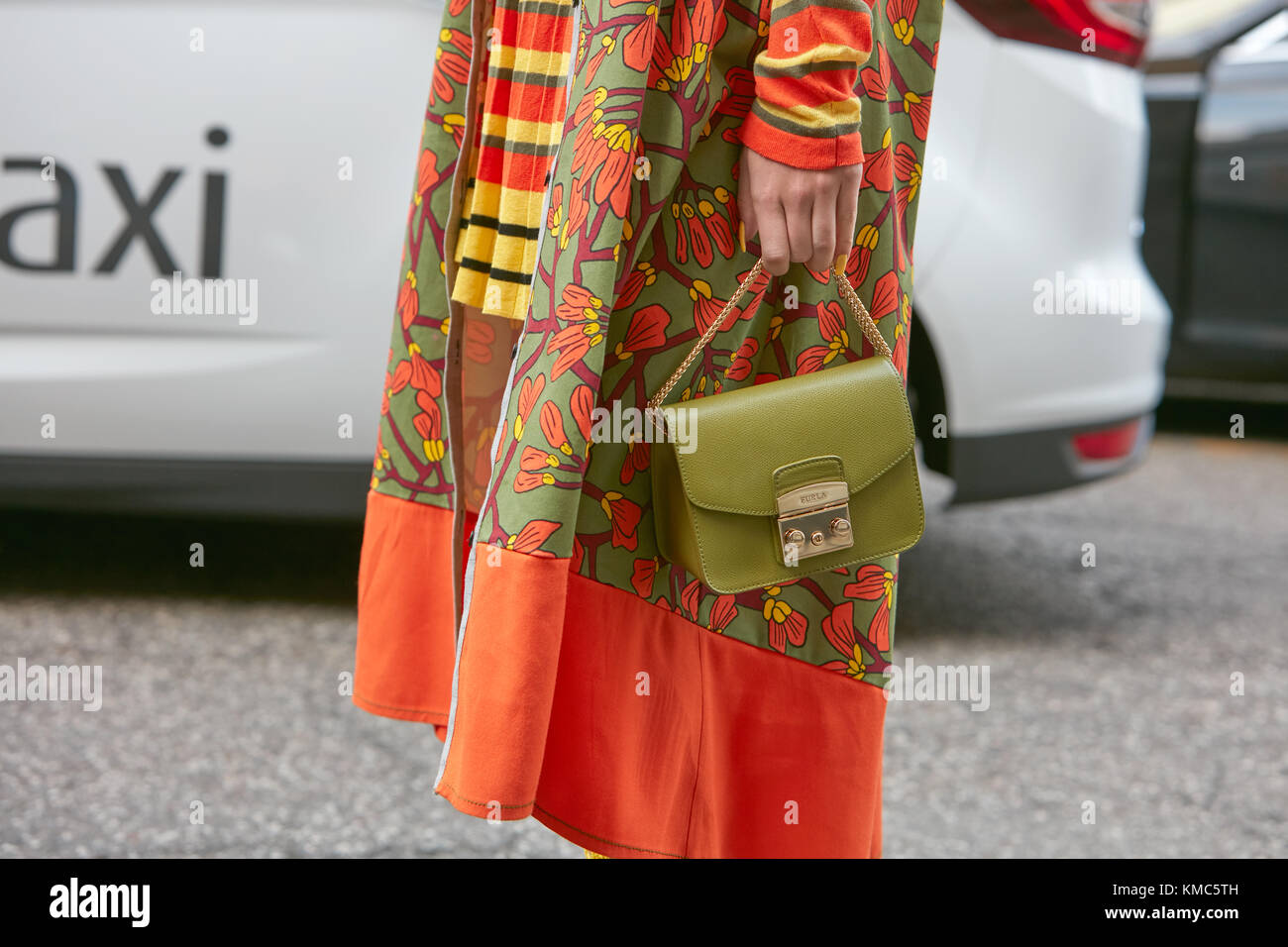 MAILAND 23. SEPTEMBER Frau mit olivgruner Furla Tasche und orangefarbener und gelber Blumenjacke vor der Antonio Marras Fashion Show Milan Fashion We Stockfotografie Alamy