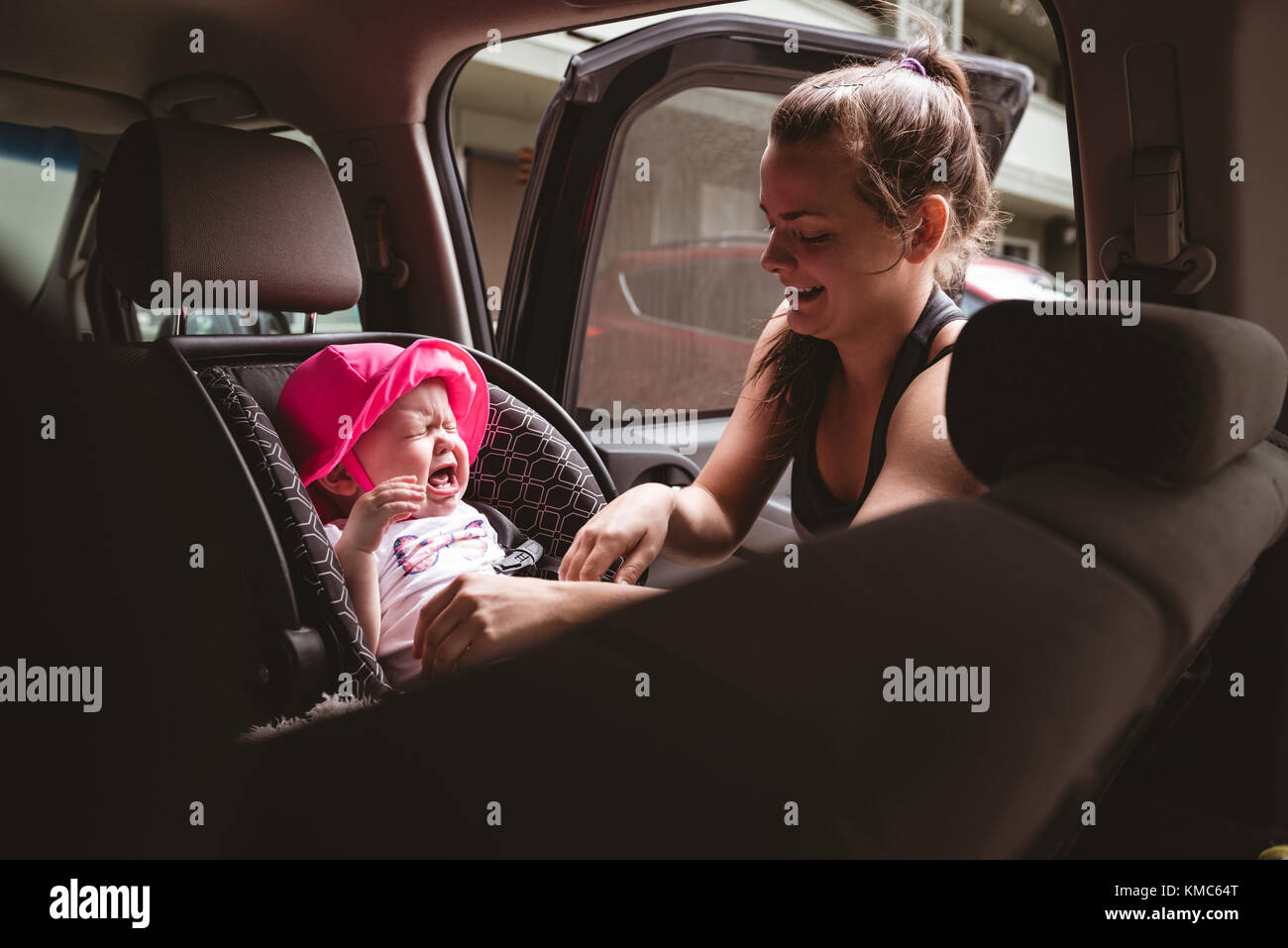 Mutter, die ihr weinendes Baby besucht Stockfoto