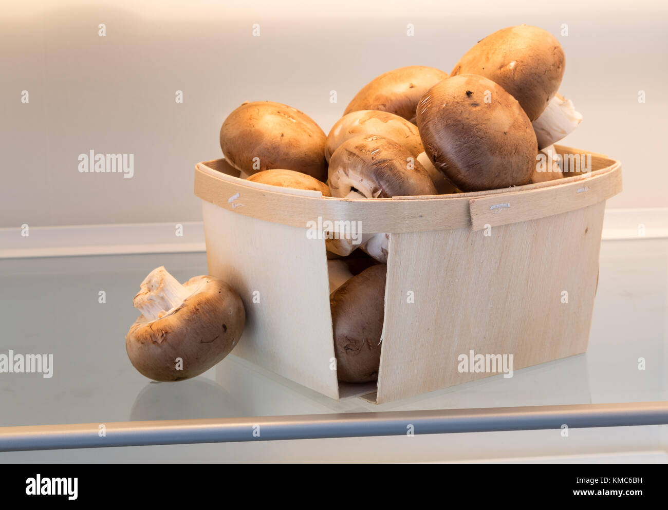 Pilze in offenen Kühlschrank Konzept. Stockfoto