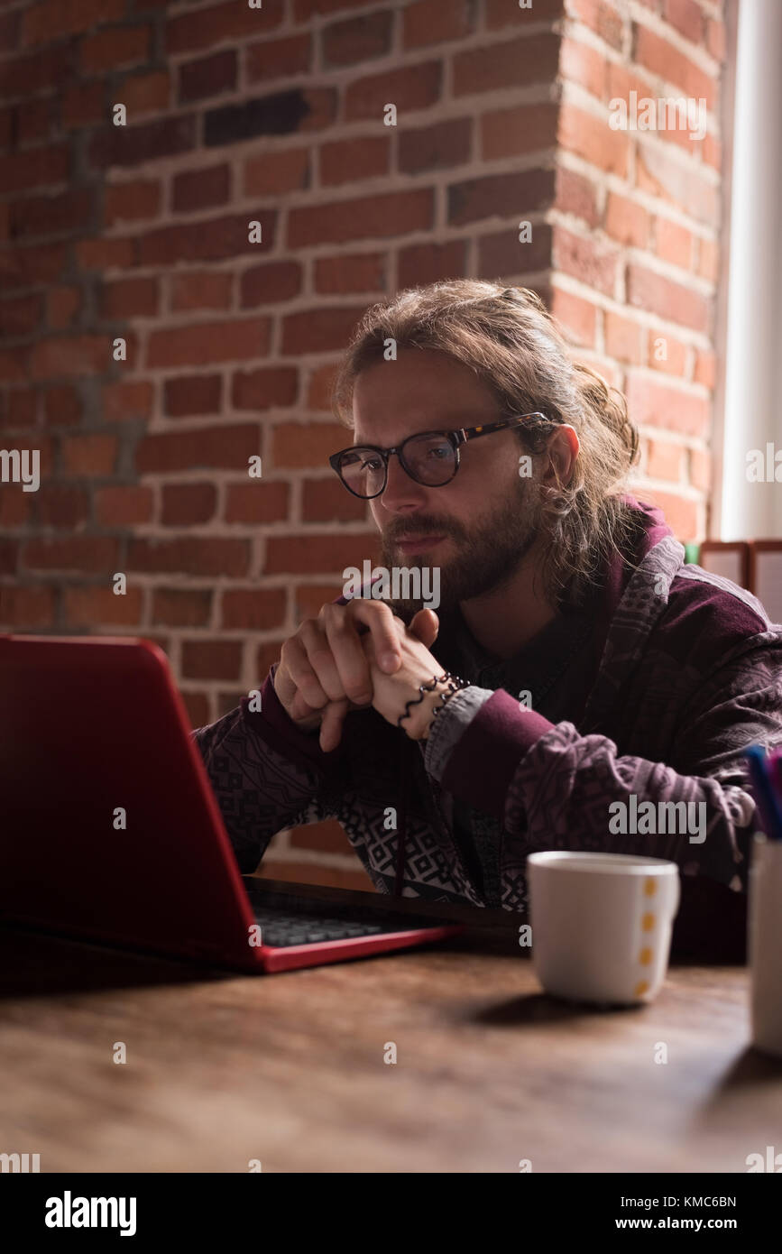 Grafikdesigner für Männer, der an einem Laptop arbeitet Stockfoto