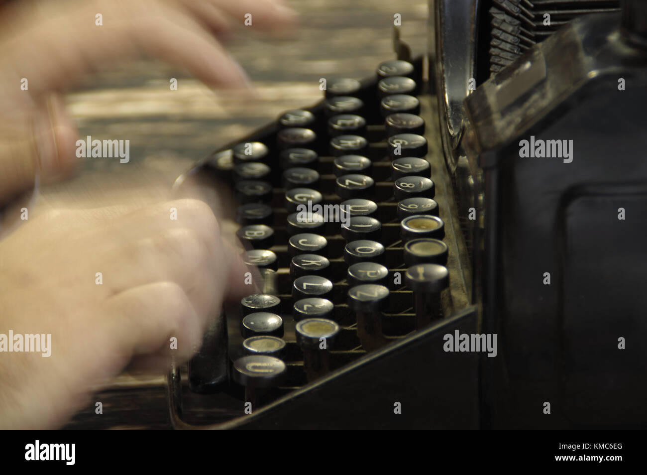 Finger auf alten schreiben Maschine gedruckt. Bewegt die Hände über die Tastatur eingeben. Stockfoto