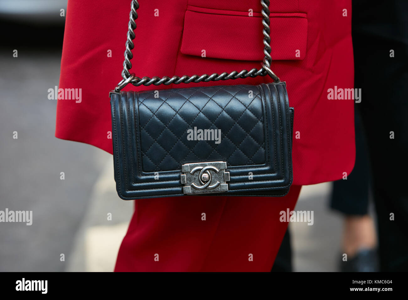 Chanel Anzug Stockfotos und -bilder Kaufen - Alamy