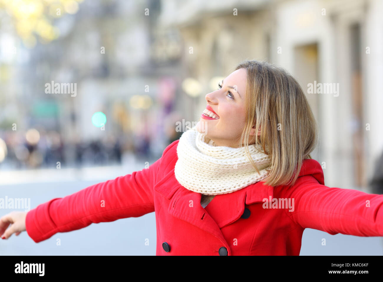 Porträt einer ehrlichen Frau trägt einen roten Mantel Spaß auf der Straße und an der Seite im Winter Stockfoto