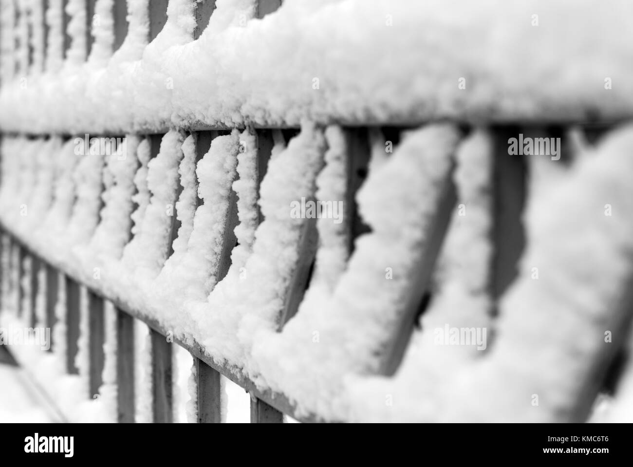 Winter Muster auf Zaun, Blizzard Stockfoto