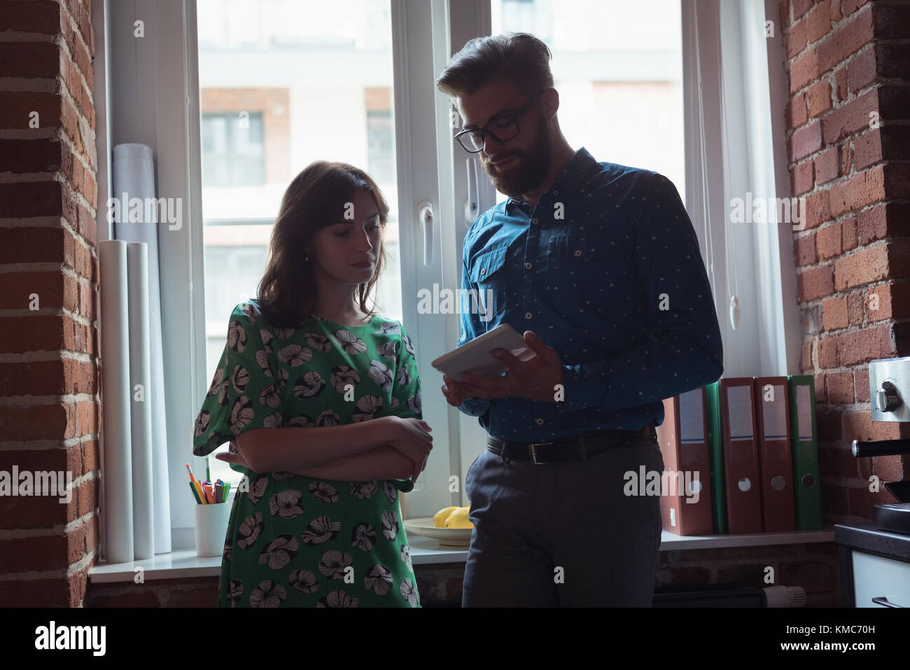 Führungskräfte sprechen über digitale Tablet Stockfoto