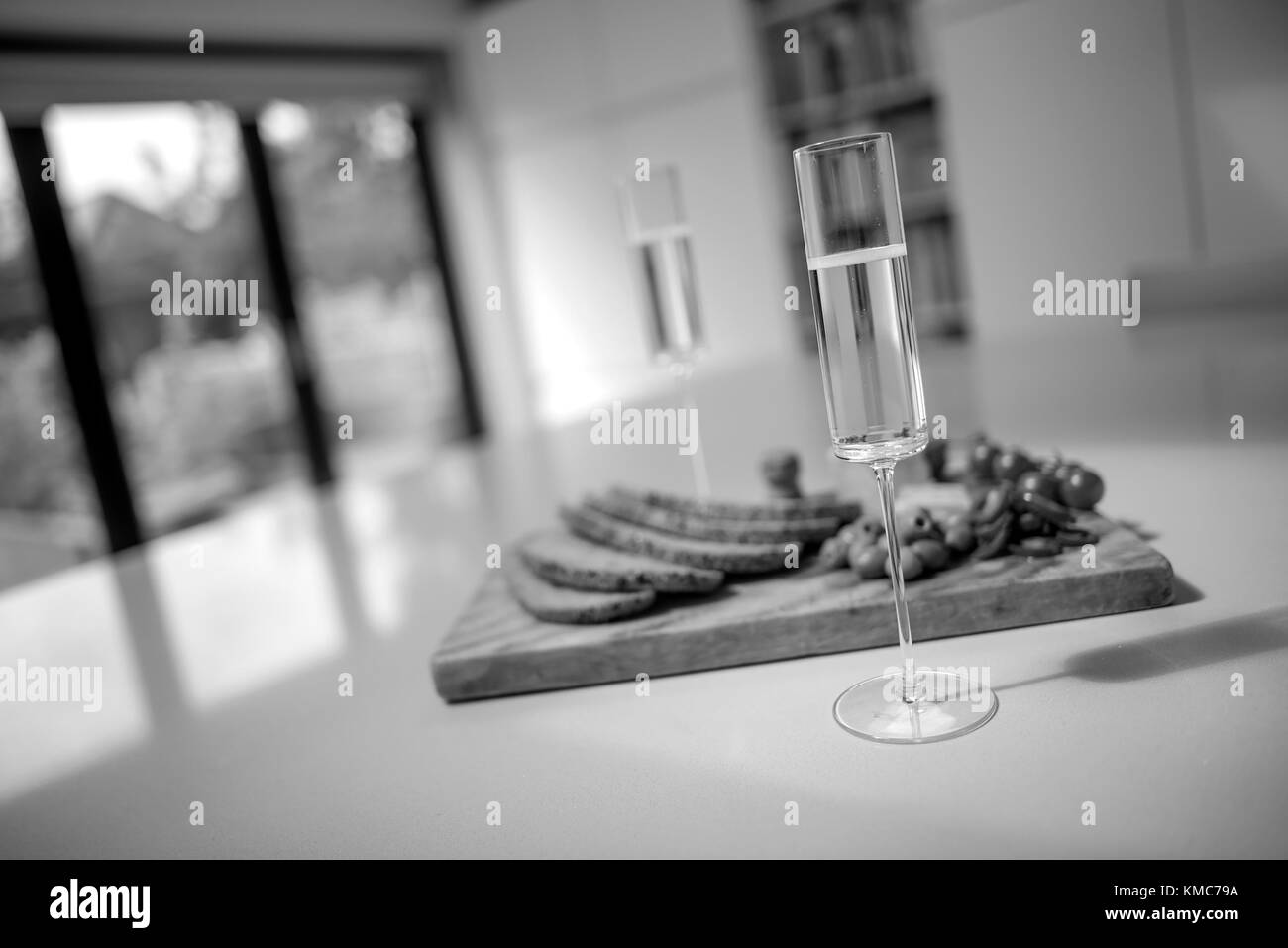 Champagnergläser und Essen auf den Küchentisch Stockfoto