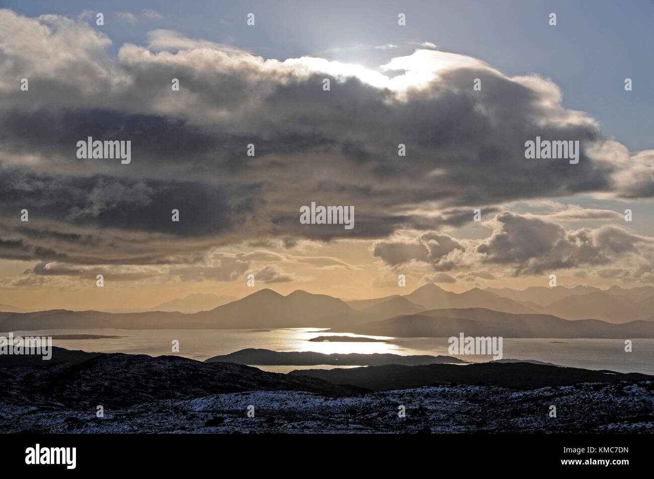 Ein Schnee Szene ansehen und die Sonne über dem Cullin Berge auf der Isle of Skye an der Nordwestküste von Schottland. Stockfoto