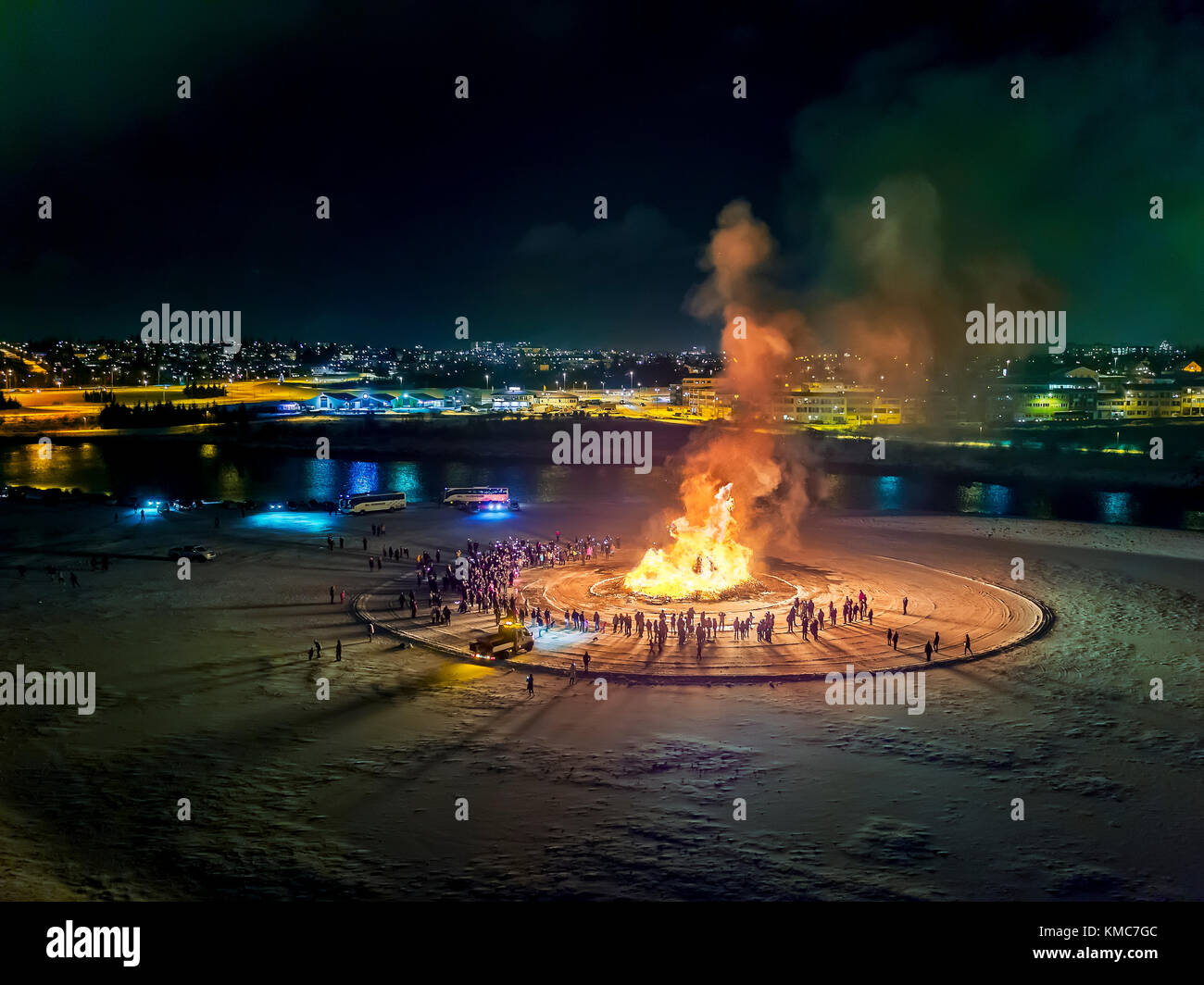 Silvester feiern. Lagerfeuer und Feuerwerk auf das Neue Jahr ist eine jährliche Veranstaltung, Reykjavik, Island. Dieses Bild ist mit einer Drohne erschossen. Stockfoto