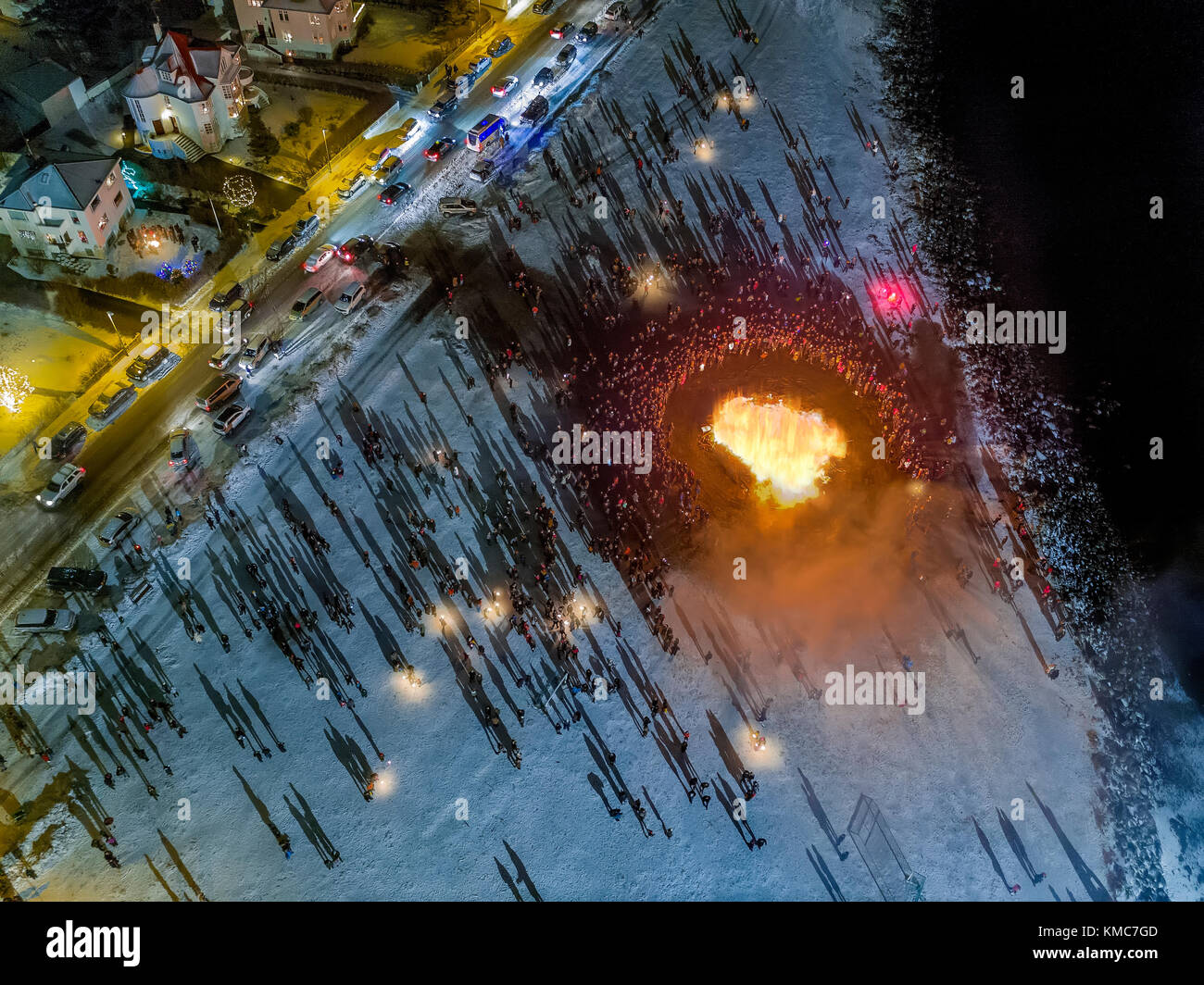 Lagerfeuer und Feuerwerk auf das Neue Jahr ist eine jährliche Veranstaltung, Reykjavik, Island. Dieses Bild ist mit einer Drohne erschossen. Stockfoto