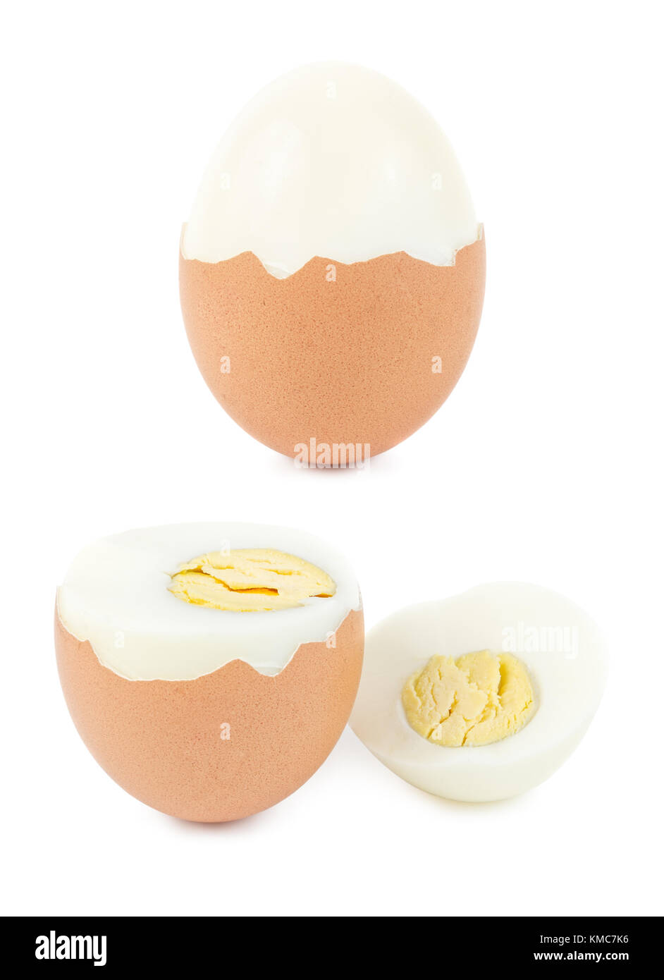 Die Hälfte Schälen von harte Schale gekochte Eier auf weißem Hintergrund. Stockfoto