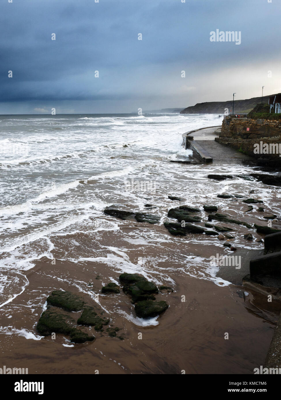 Wellen bei Flut in der South Bay im Winter Scarborough North Yorkshire England brechen Stockfoto