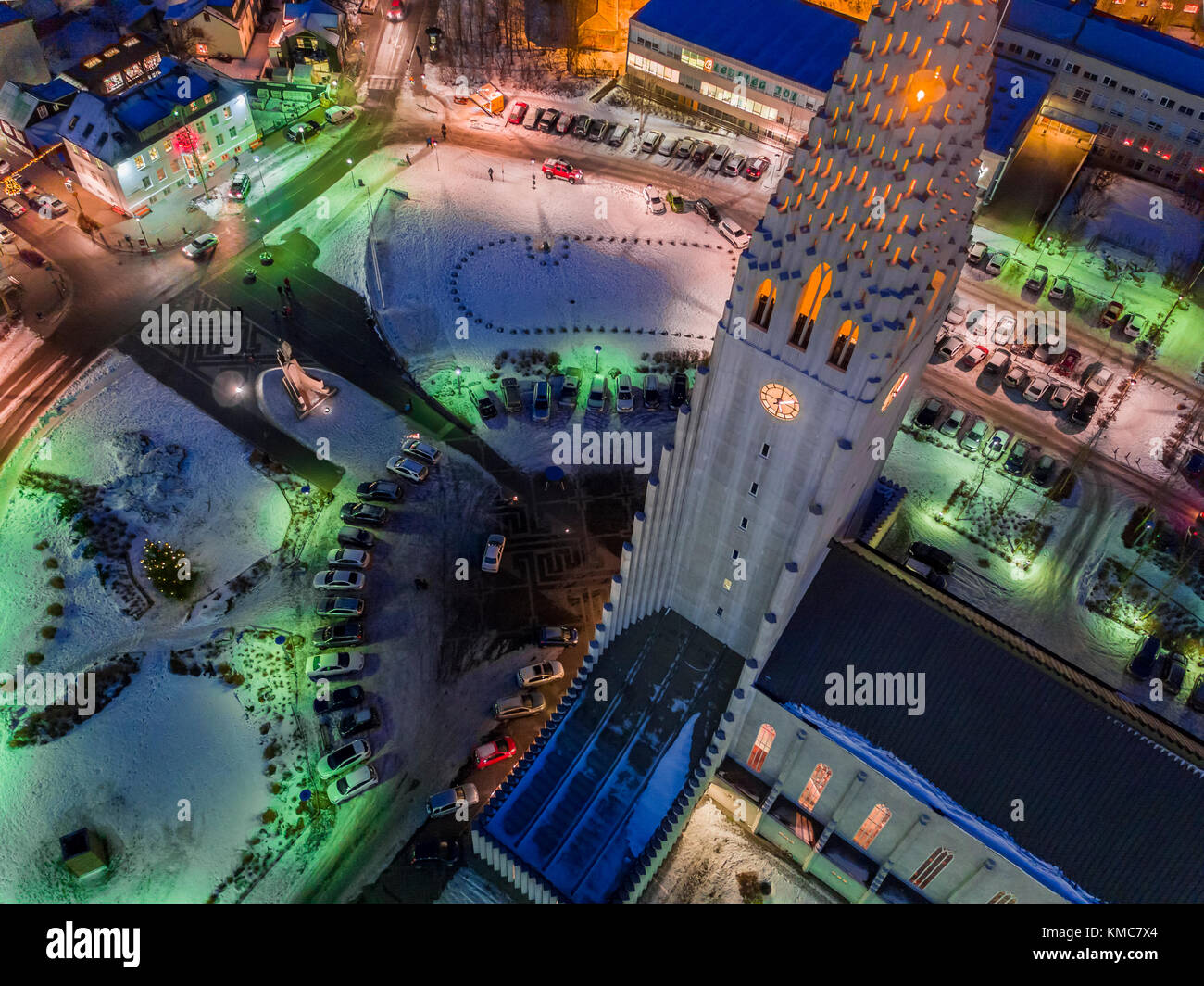 Die Kirche Hallgrimskirkja bei Nacht, Reykjavik, Island Stockfoto