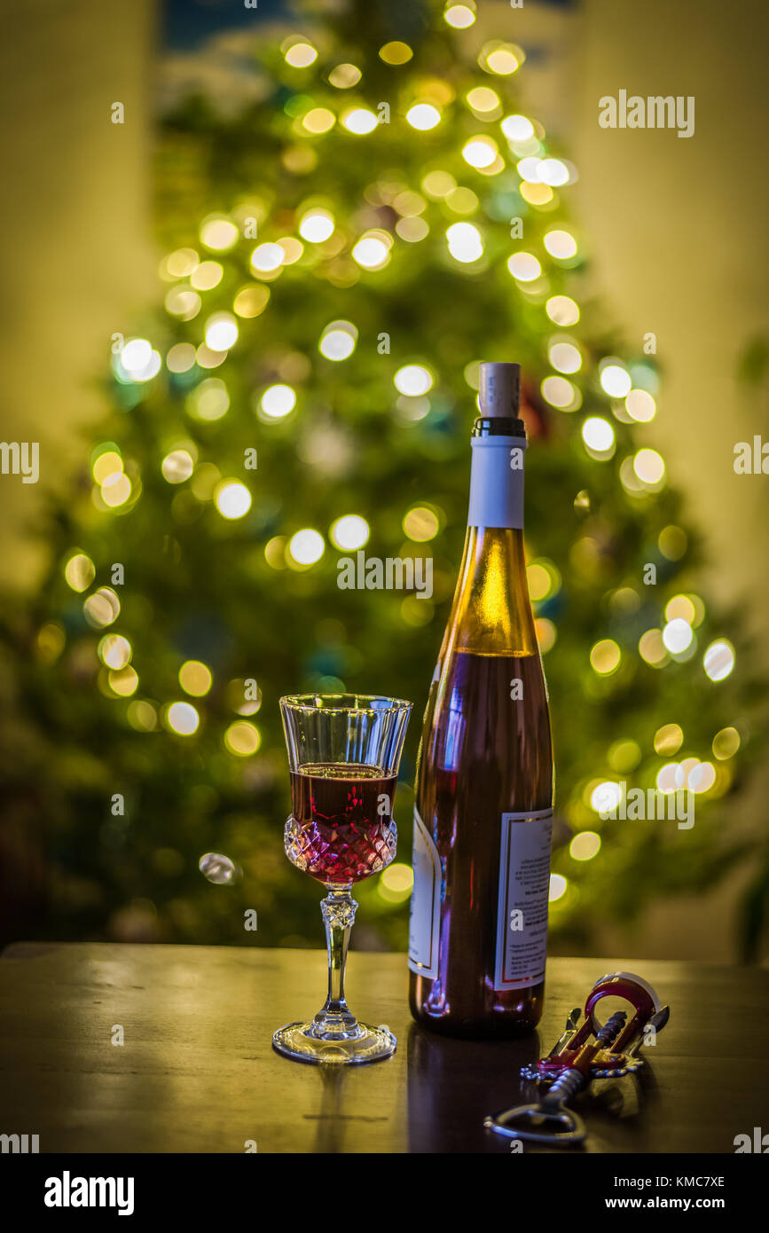 Weihnachten und Neujahr feiern mit Rotwein Stockfoto