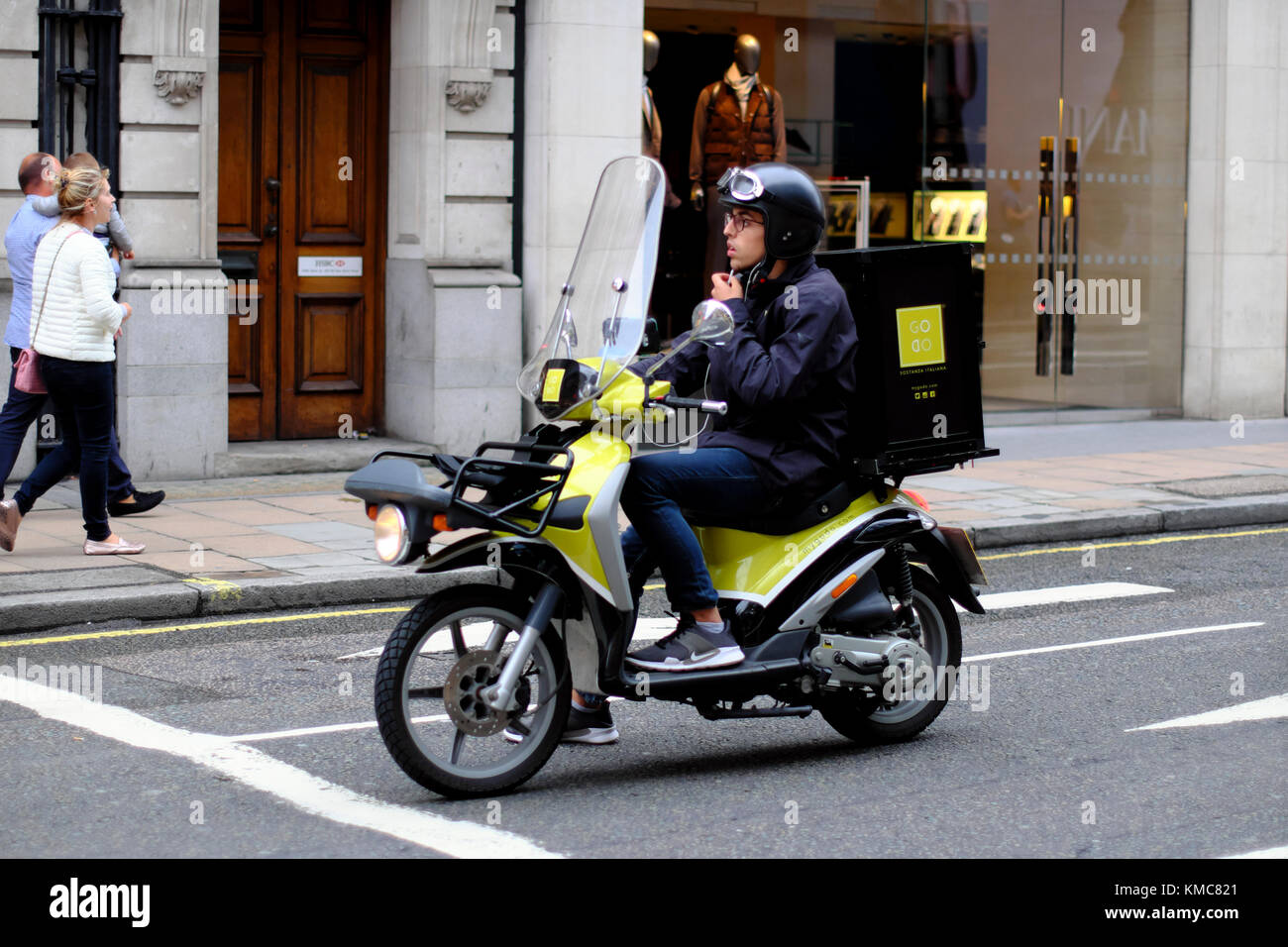 GODO Sostanza Italiana Lieferung Reiter auf Roller in Road, London, England, Großbritannien Stockfoto