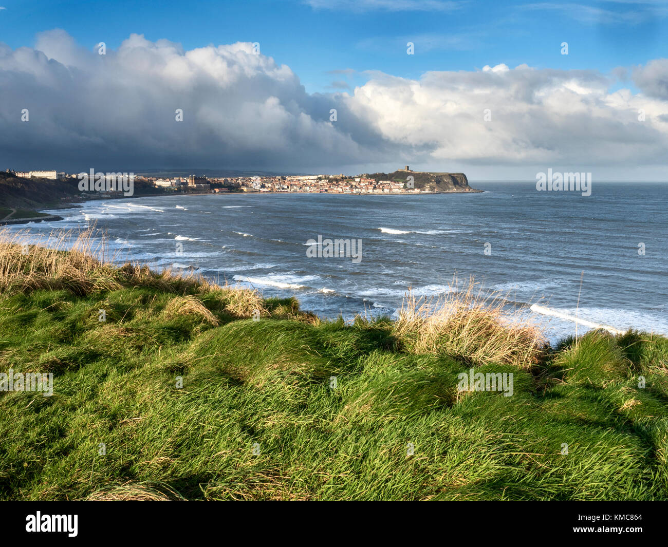 Blick von der Cleveland Weg Wanderweg über South Bay Scarborough North Yorkshire England Stockfoto