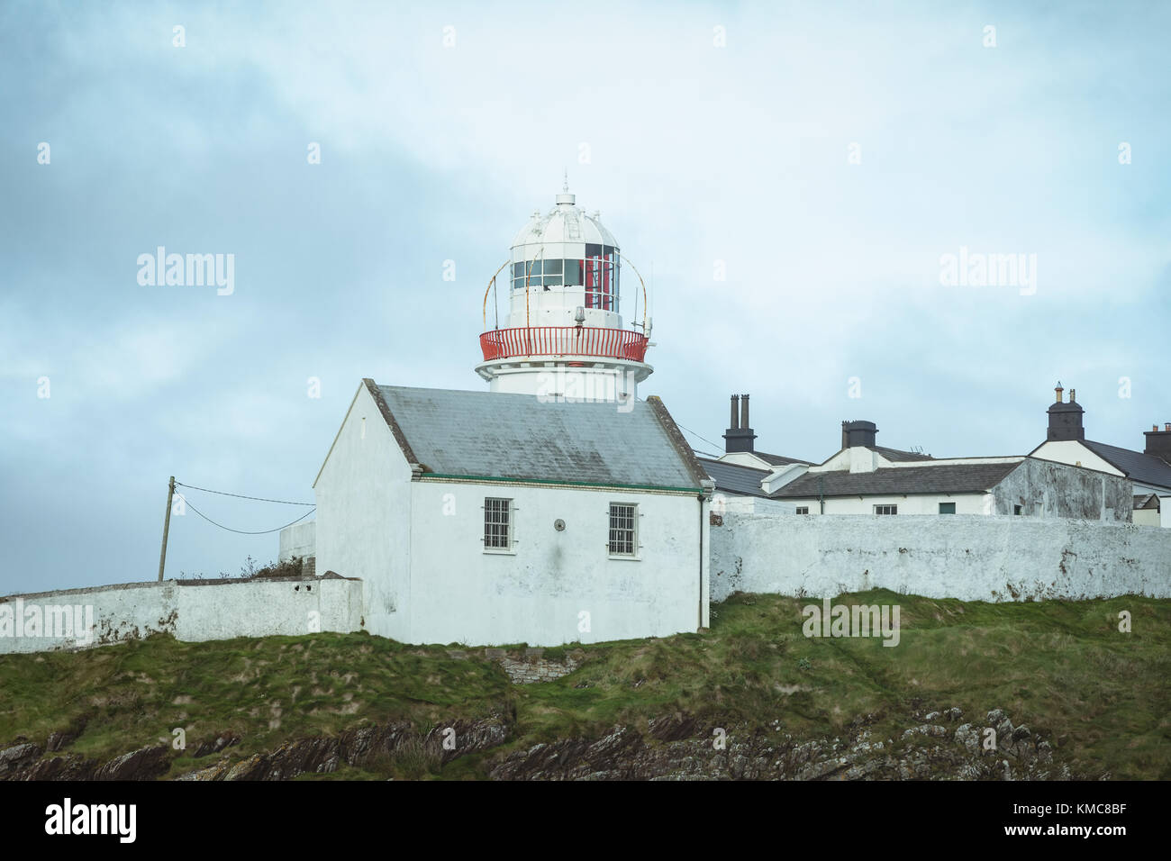 Leuchtturm auf Felsen Stockfoto