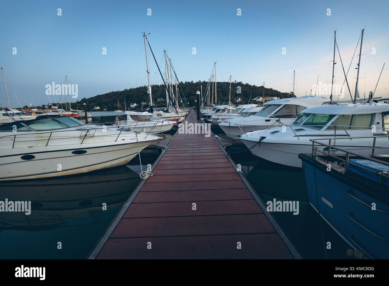 Wasserboots und leerer Steg am Hafen Stockfoto