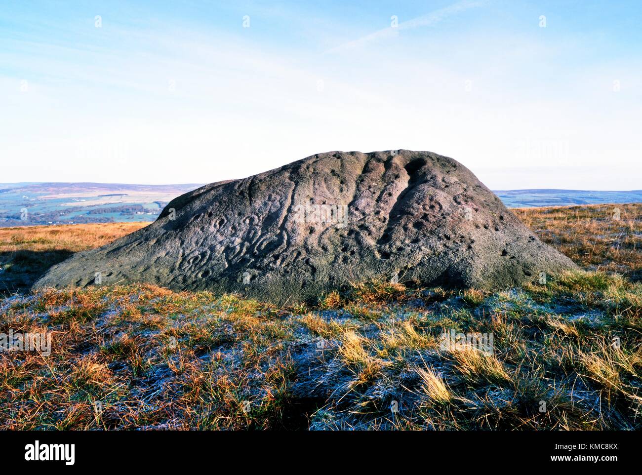Der Dachs Stein, Ilkley Moor, West Yorkshire, England. Natürlichen Felsen gehauen mit prähistorischen Felszeichnungen für Tasse und Ring Marken Stockfoto