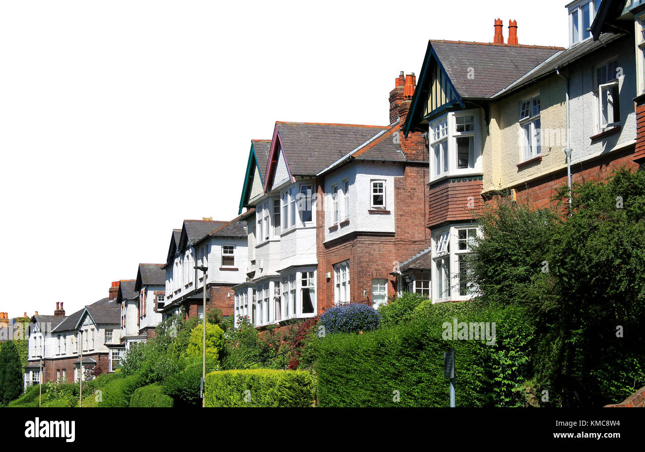 Zeile der modernen Häuser in der Straße, Scarborough, England isoliert auf weißem Hintergrund. Stockfoto