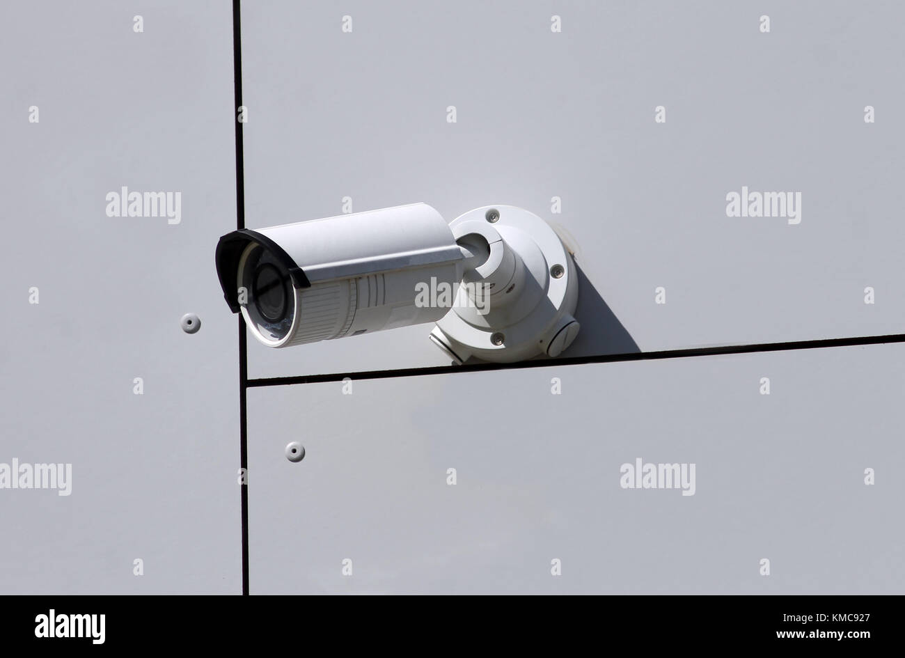An der Wand montierte CCTV-Kamera auf Gebäude. Stockfoto