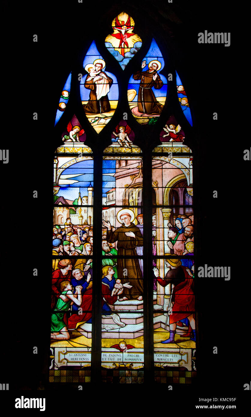 Paris, Frankreich. Kirche Saint-Merri (1550), Rue Saint Martin. Glasfenster (1901): "Der Antonius von Padua predigt gegen Ketzer und führt auf Stockfoto