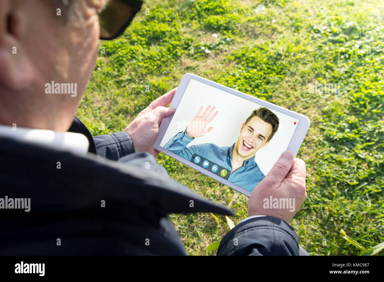 Alte Mann mit digitalen tablet pc mit live Video Call app. Alle Grafiken sind. Stockfoto