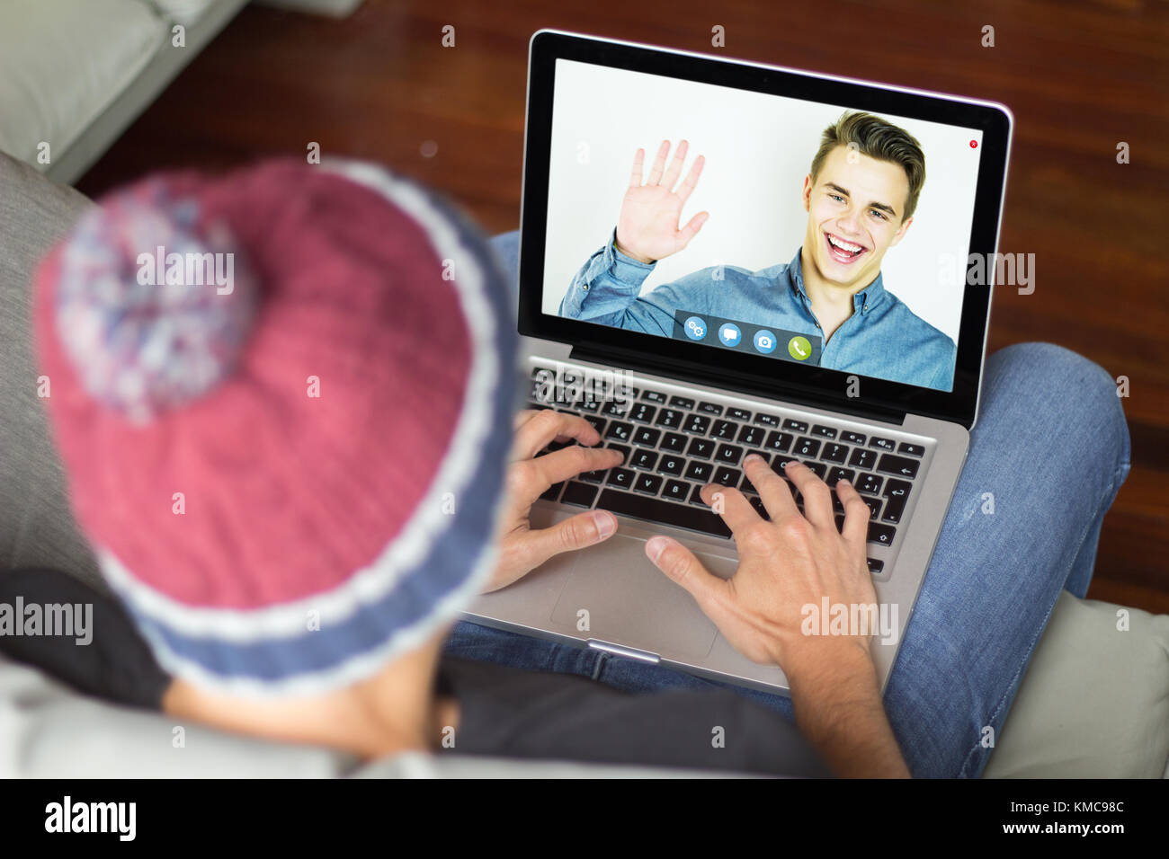 Freunde sprechen mit Streaming Video Chat Software. Alle Grafiken sind. Stockfoto