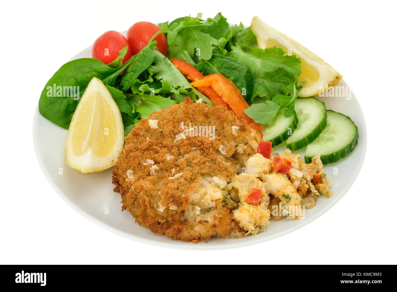 Gegrillter Fischkuchen und Salat - Studioaufnahme mit weißem Hintergrund Stockfoto