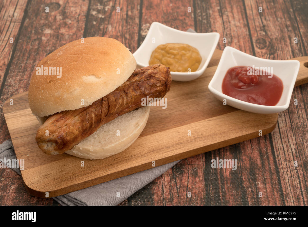 Deutsche Bratwurst in einem Brotgebäck Stockfoto