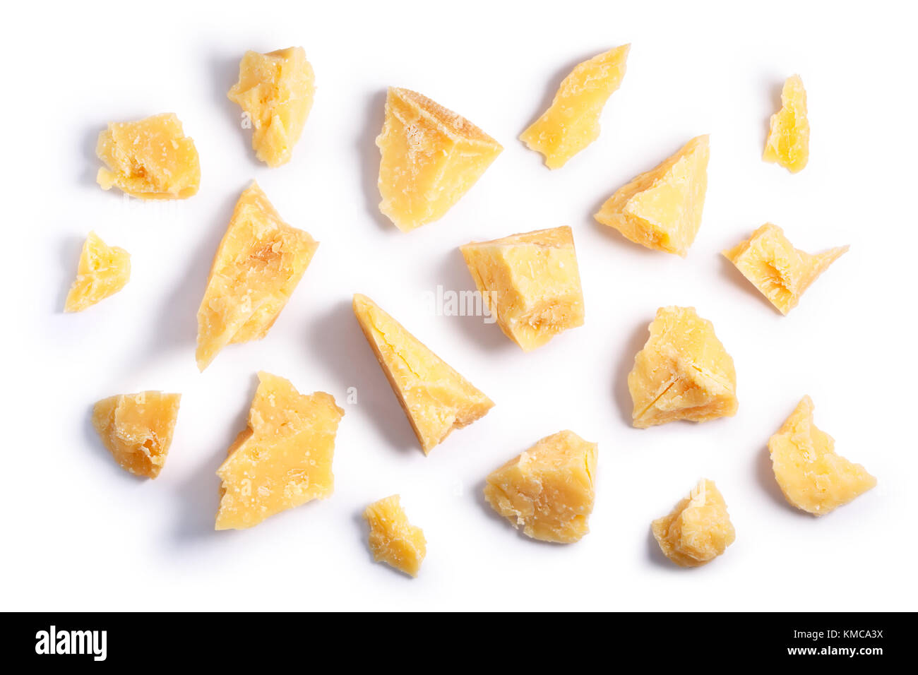 Harte reifen Käse (Parmesan, Parmigiano), grobe Stücke. Beschneidungspfade, Schatten getrennt, Ansicht von oben Stockfoto