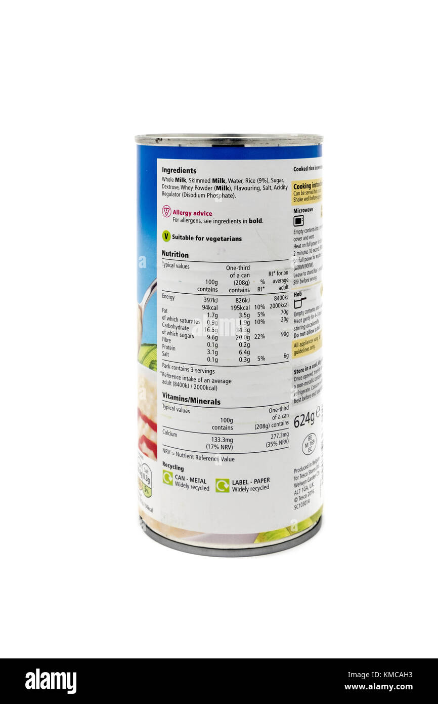 Rückseite der Blechdose von Tesco Rahmspinat Milchreis Auflistung Zutaten, Allergie Beratung, Informationen über Recycling und Nährwerte. Stockfoto